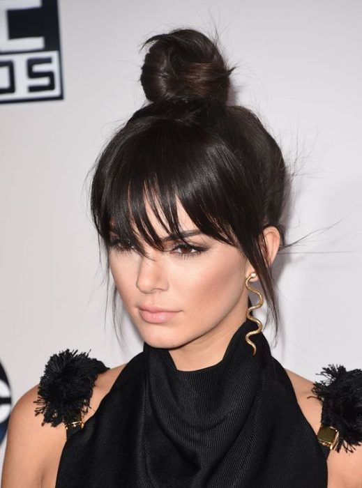 Kendall Jenner mostrando su peinado de chongo con flequillo despeinado 