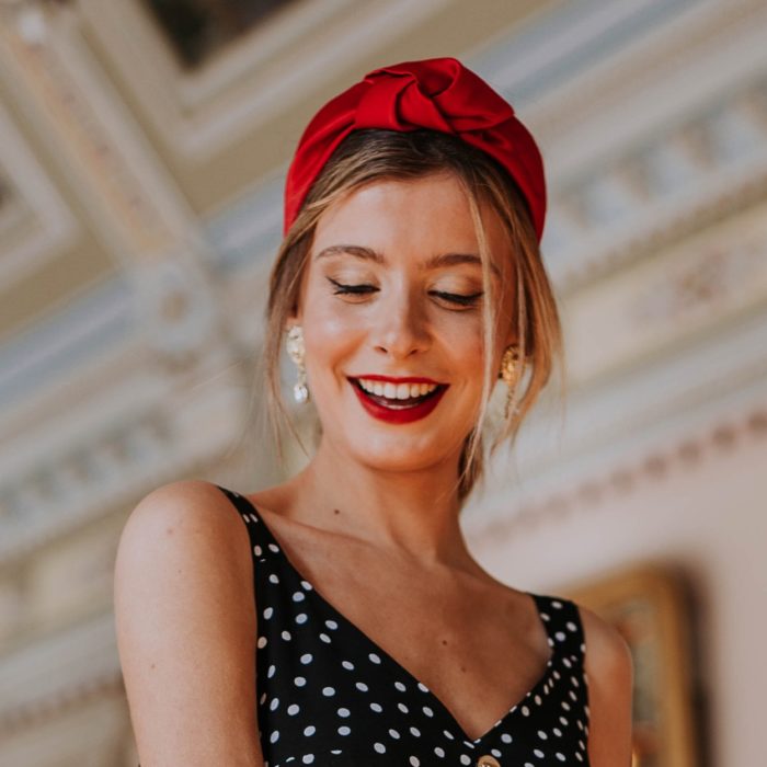 Chica con el cabello reocogido en un chongo y una diadema 