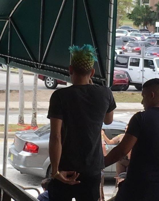 Hombre con corte de cabello en forma de piña