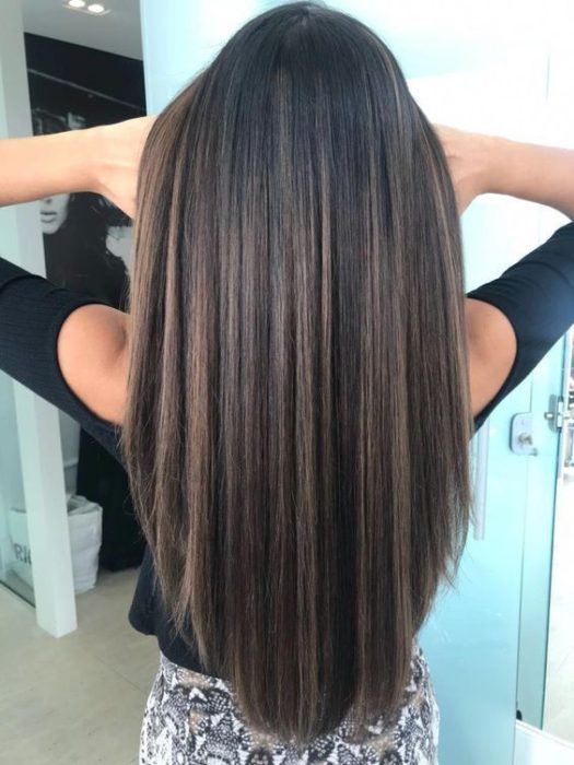 Chica con cabello planchado usando blusa negra