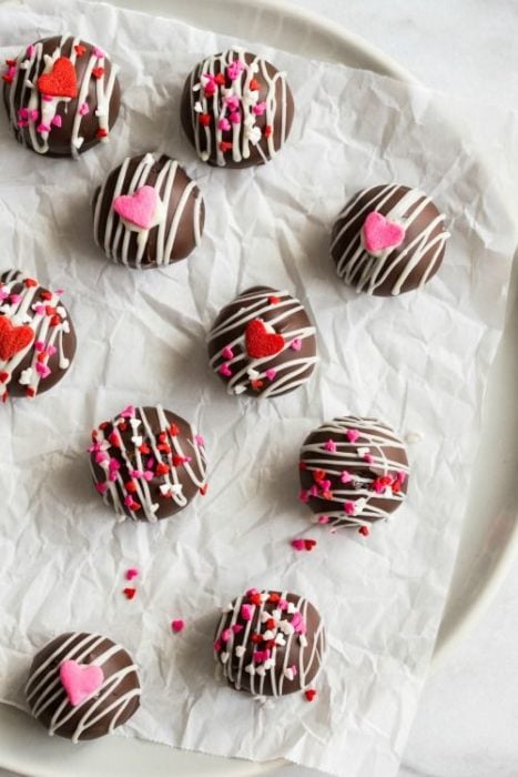 Trufas de chocolate amargo cubiertas con confitura de chocolates en tonos rojo