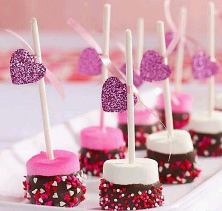 Bombones decorados con chocolate y confituras de colores