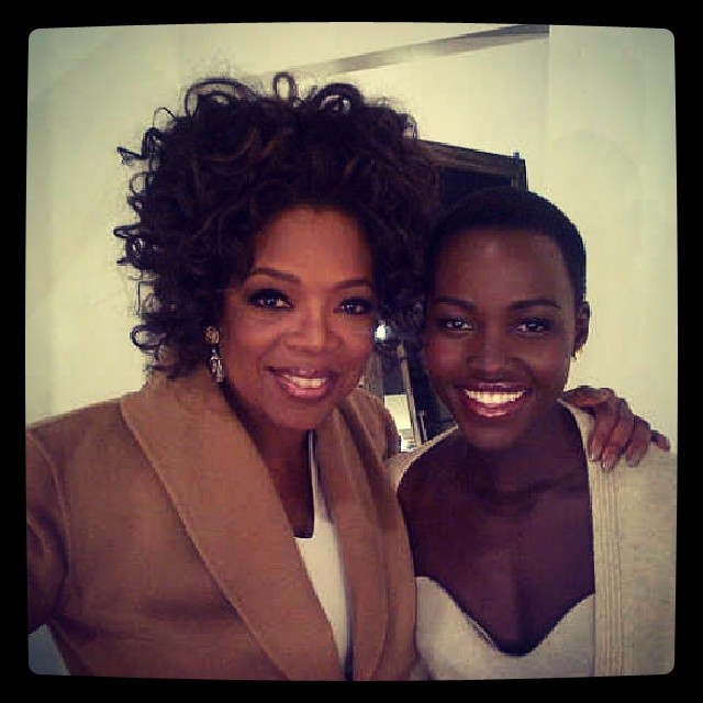 Lupita Nyong'0 posando junto a Oprah