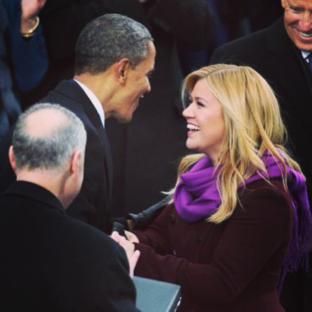 Kelly Clarkson saludando a Barack Obama