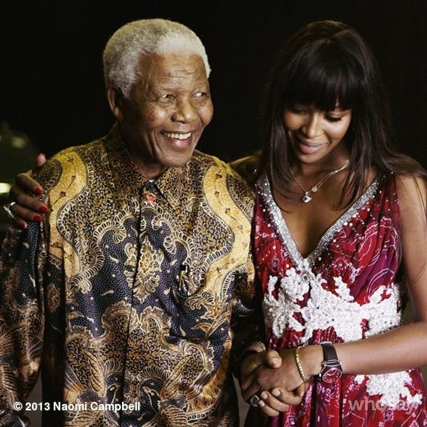 Naomi Campbell caminando junto a Nelson Mandela
