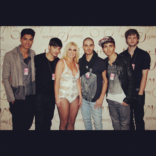Britney Spears posando junto a la banda The Wanted