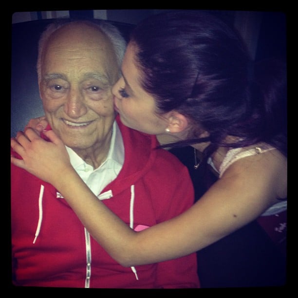 Ariana Grande besando en la mejilla a su abuelo