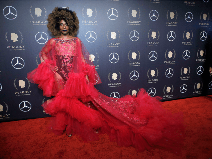 Billy Porter look ensamble transparente fucsia rosa en los Peabody Awards 2019