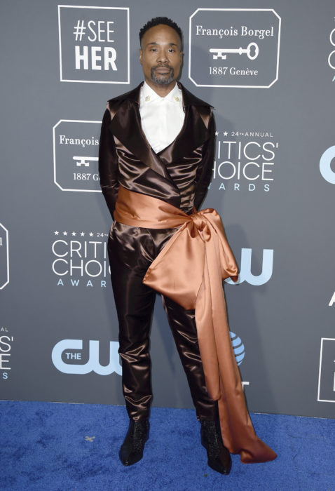 Billy Porter Traje café con cinturón de moño en tela naranja Critics' Choice Awards 2019