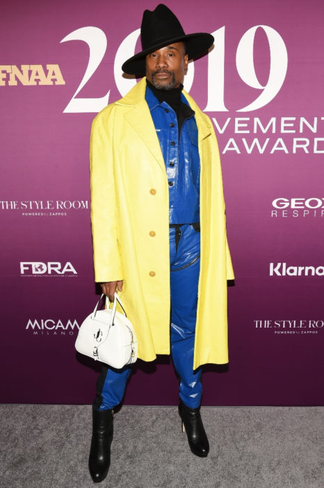 Billy Porter look azul y gabardina amarilla en Premiere de 'Like a boss'