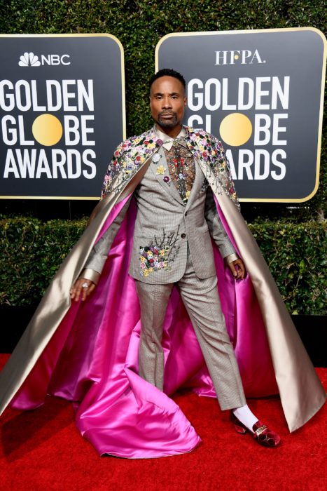 Billy Porter look traje beige con capa rosa y pedrería Golden Globes 2019