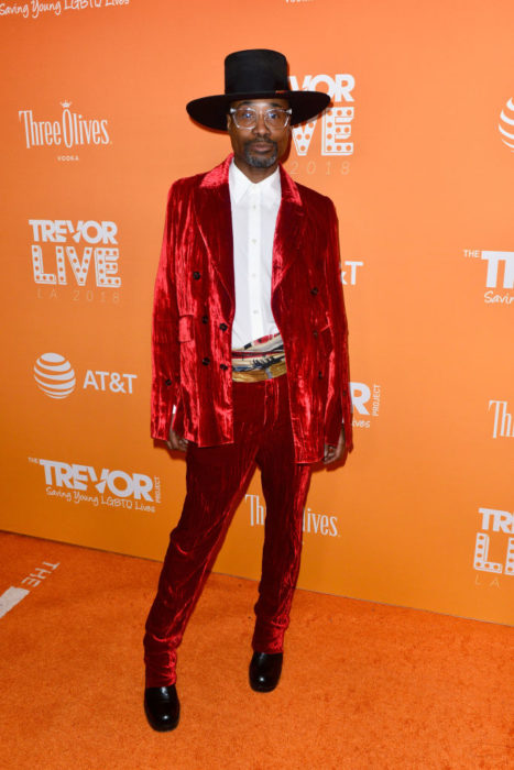 Billy Porter traje dos piezas terciopelo rojo The Trevor Project's 2018