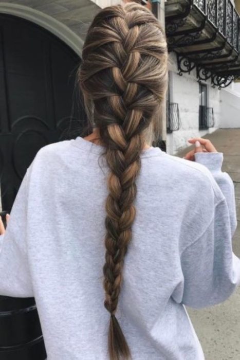 Chica usando sudadera gris peinada con un recogido en trenza completa de cabello largo