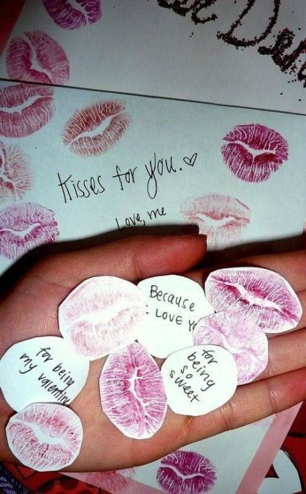 Tarjetas en forma de labios con mensajes de amor
