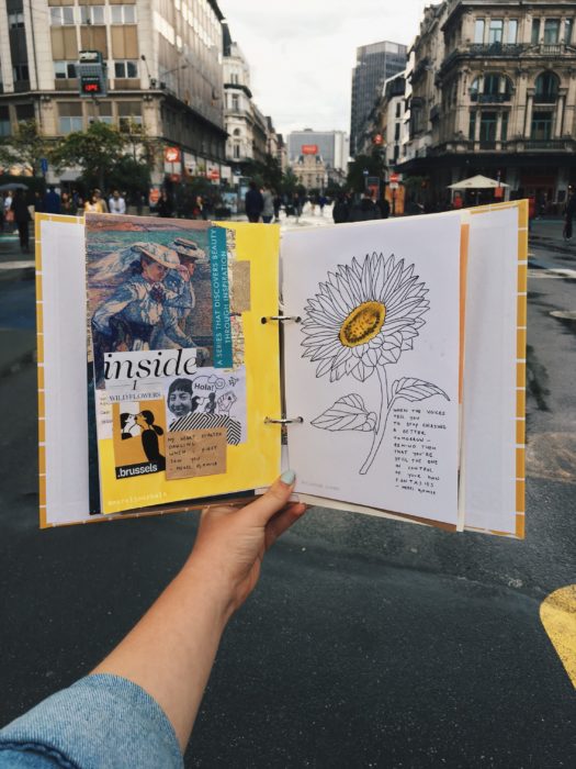 Mujer tomando su diario y caminando por las calles de su ciudad