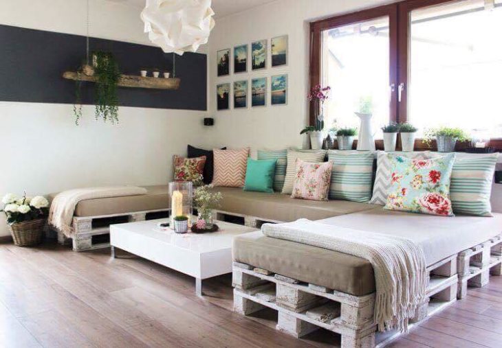 Sala homemade, con cosas reutilizables como pallets 