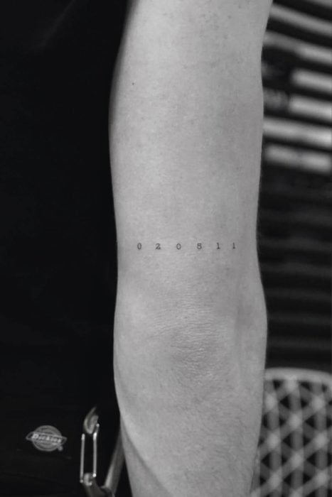 Brooklyn Beckham de espaldas mostrando el tatuaje sobre su codo