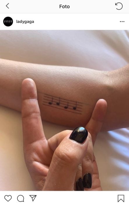 Lady Gaga mostrand su tatuaje de pentagrama musical 