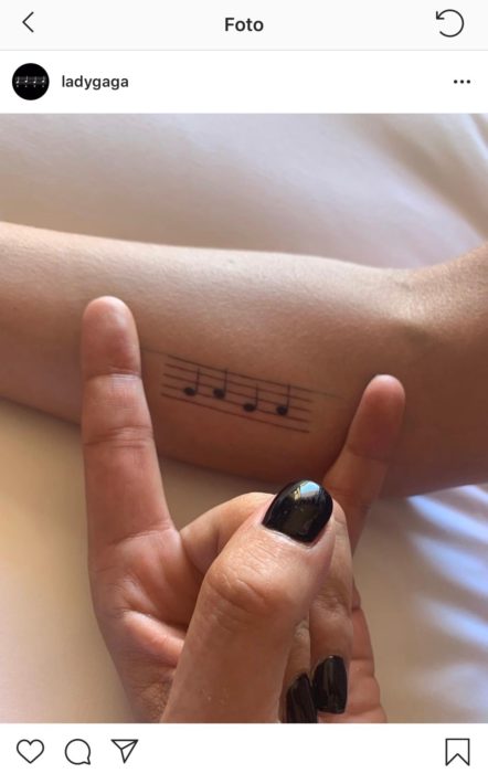 Lady Gaga mostrand su tatuaje de pentagrama musical 