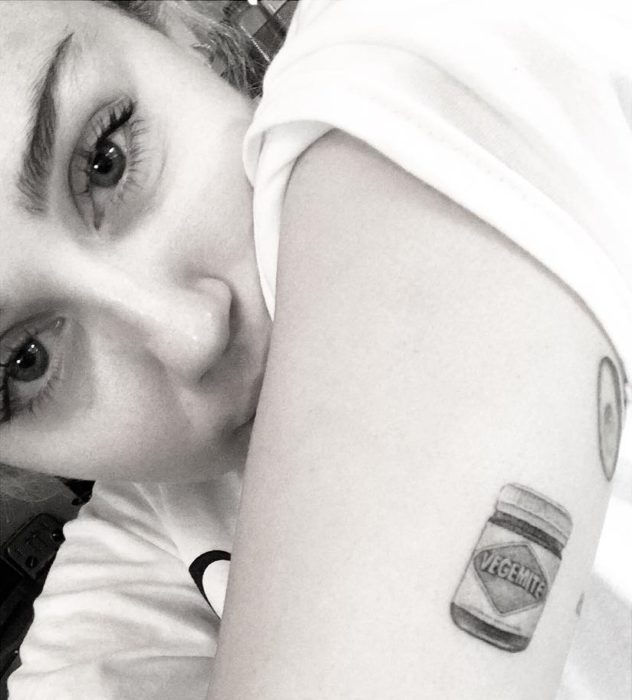 Miley Cyrus mostrando su tatuaje de frasco de pasta australiana