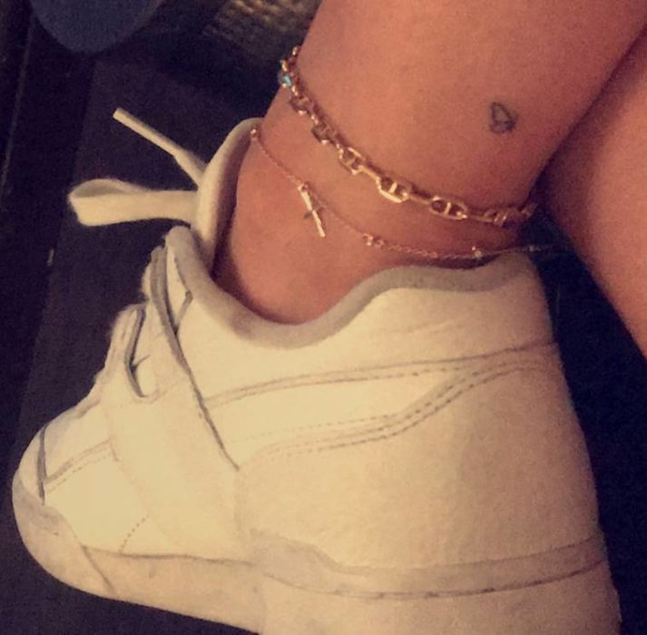 Kylie Jenner mostrando su tobillo con un tatuaje de mariposa