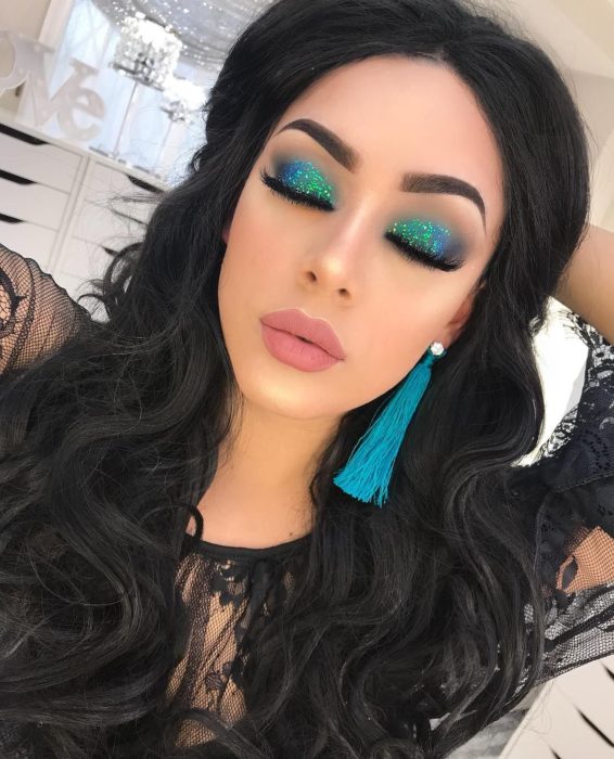 Maquillaje con sombras verde y azul con sombra metalizada