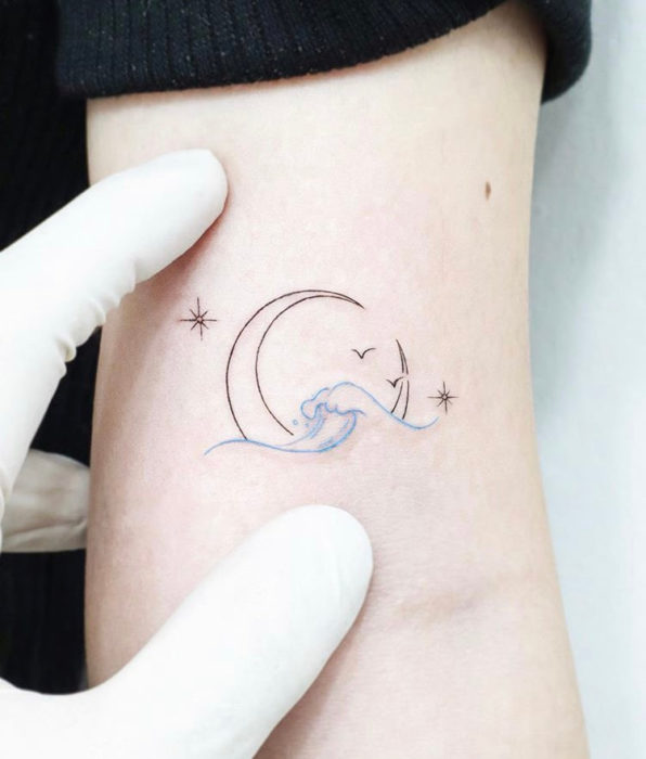 Tatuaje pequeño mar y luna