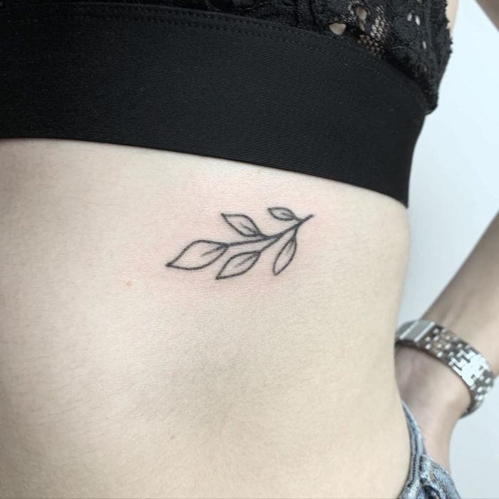 Tatuaje negro sencillo hojas 