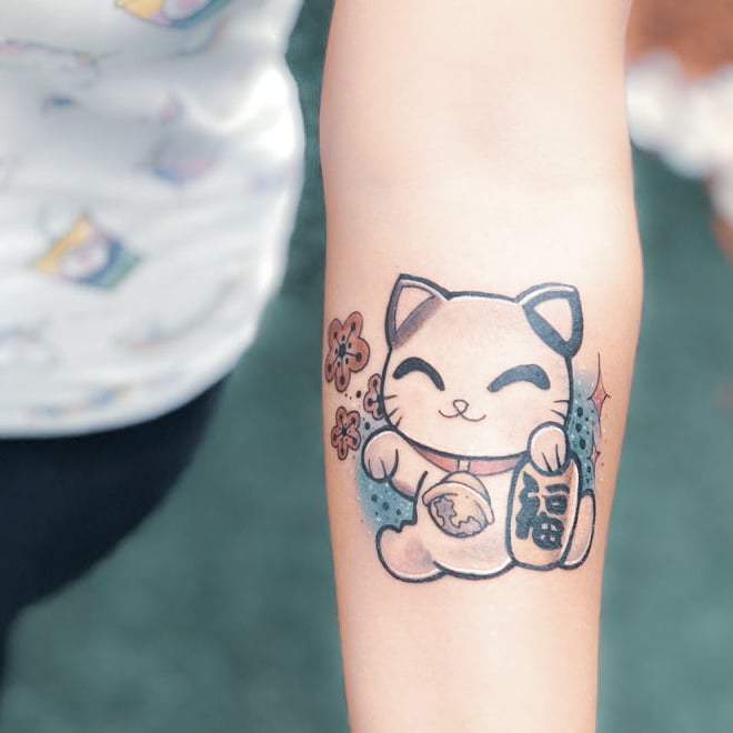Tatuaje de gatito tipo anime a colores