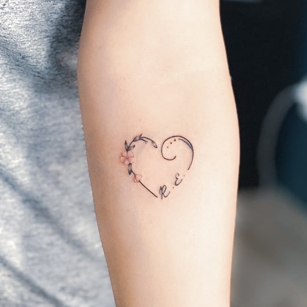 Tatuaje corazón con flores y hojitas