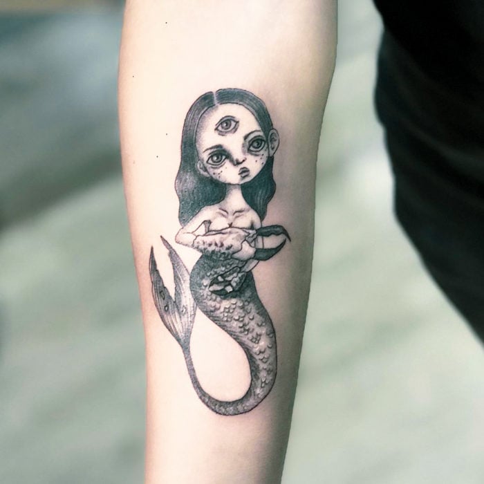 tatuaje negro sirena con tenazas