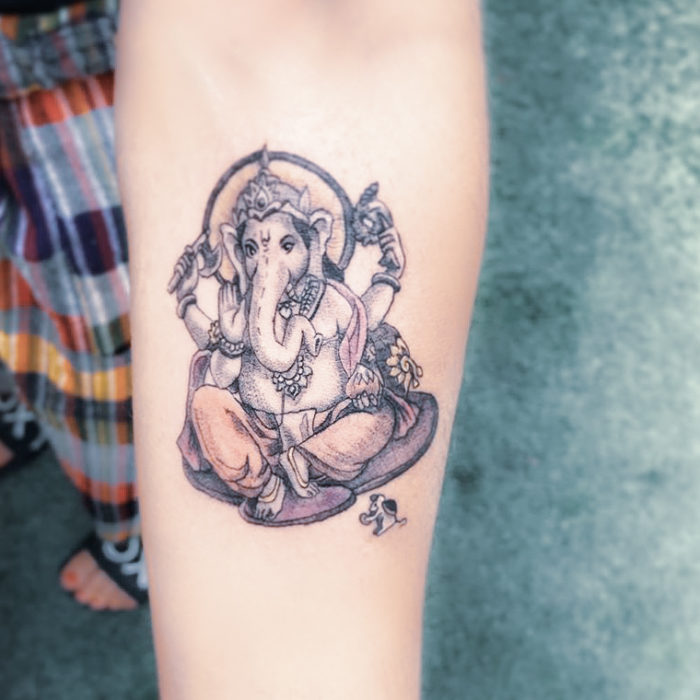 Tatuaje figura de Ganesh en tonos pastel