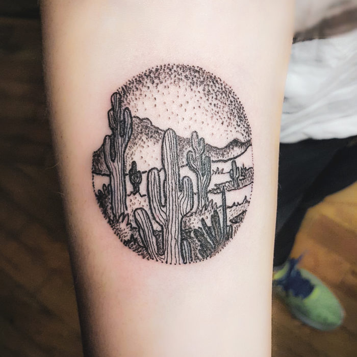 tatuaje silueta de paisaje desértico negro en puntillismo