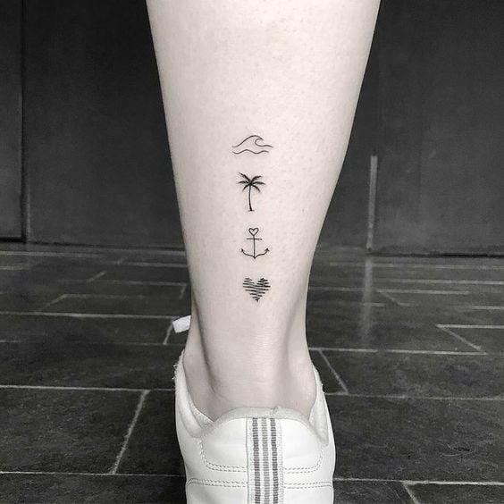 Tatuaje en el tobillo con símbolos de viajes 