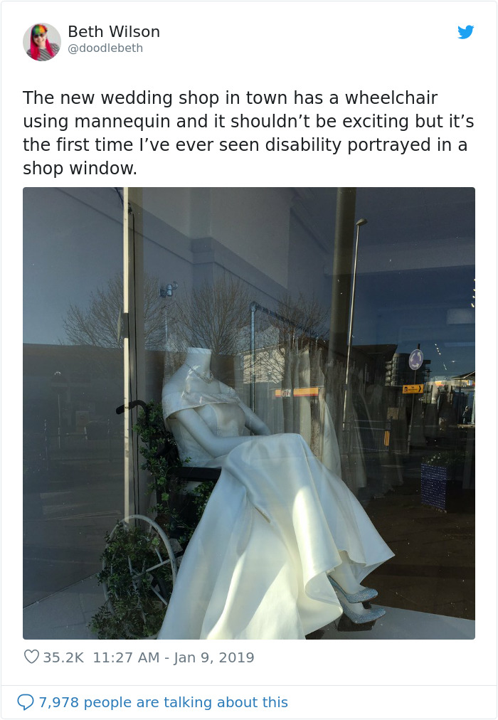 Tienda de vestidos de novia tiene maniquí en silla de ruedas