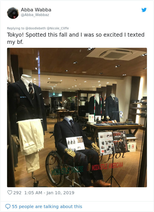 tienda en tokio que exhibe maniquíes en sillas de ruedas