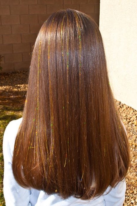 Chic usando extensiones de glitter en el cabello 