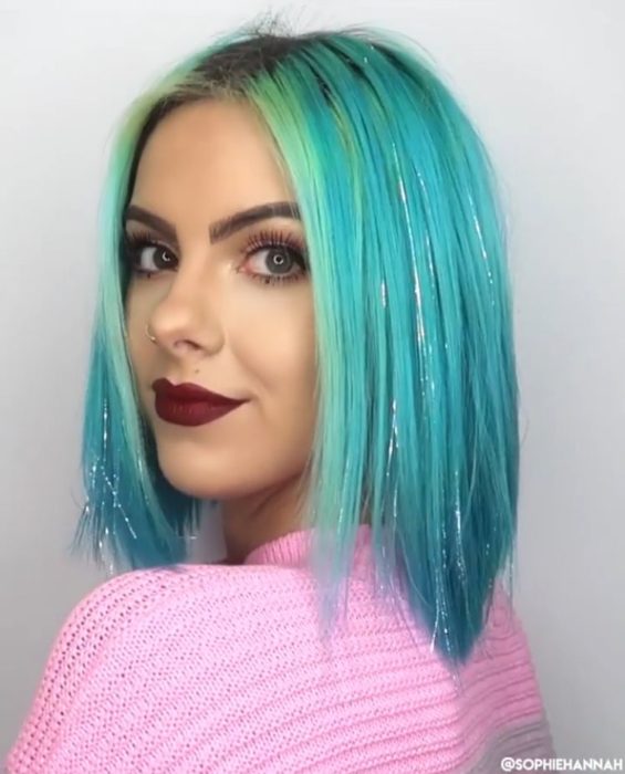 Chica usando extensiones de glitter en el cabello 