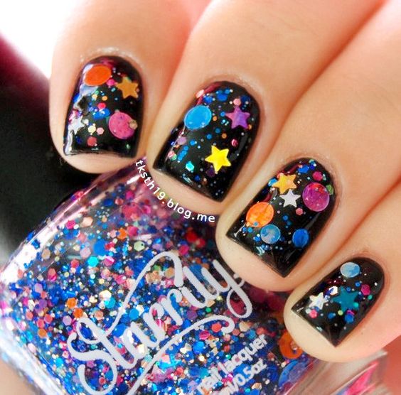 Uñas con diseño de planetas de colores