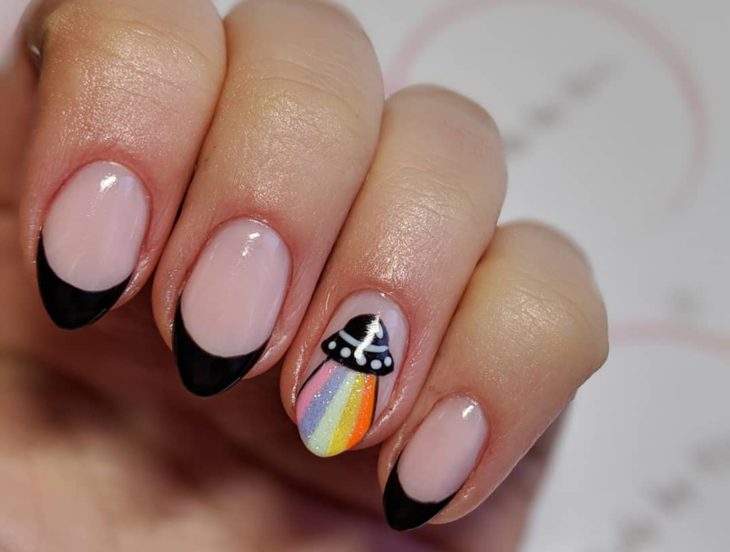 Uñas con punta en gero y el diseño de un ovni a colores