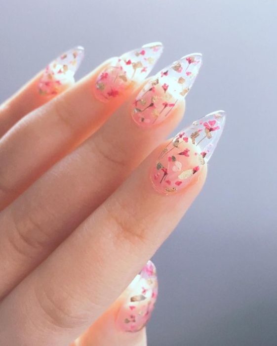 Uñas con efecto gelatina y decorados de flores