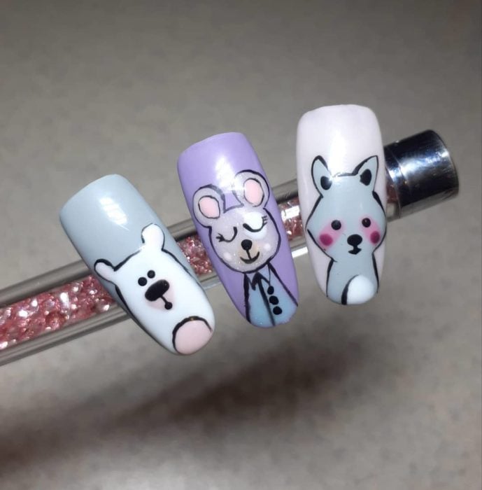 Diseño de uñas pintada con conejos, osos y mapaches 
