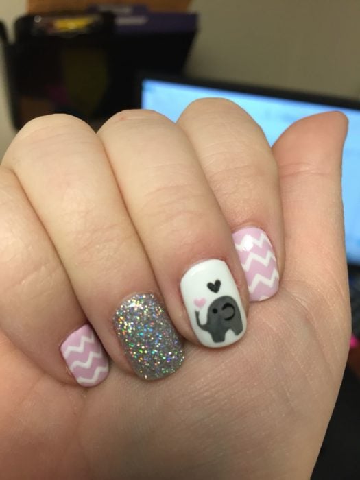 Chica con las uñas pintadas con un elefante 