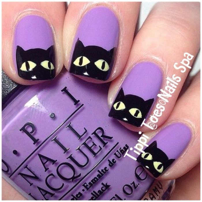 Chica con las uñas de las manos pintadas de color morado y un gato 
