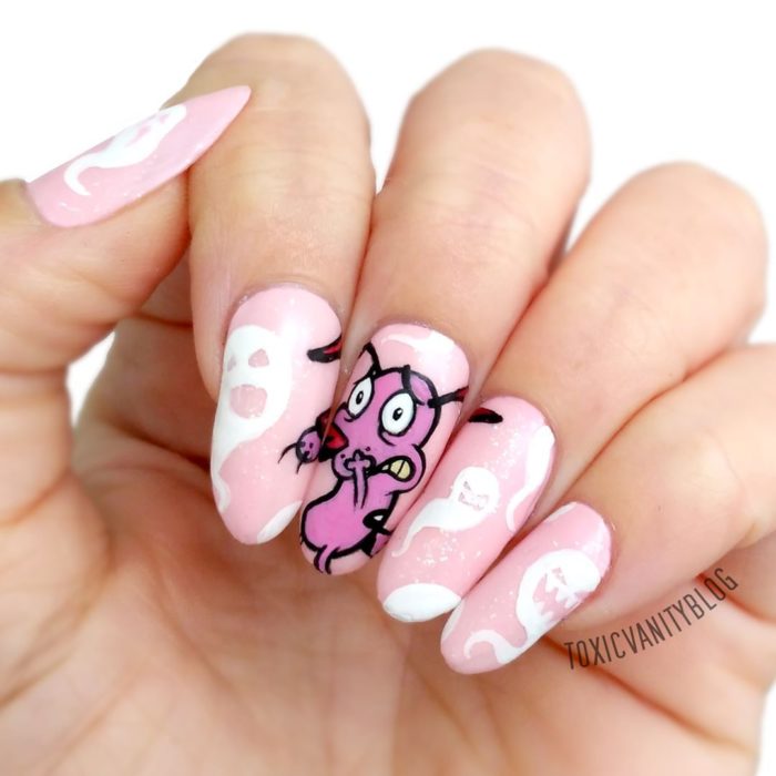 Chica con las uñas pintadas de color rosa y un dibujo de coraje el perro cobarde 