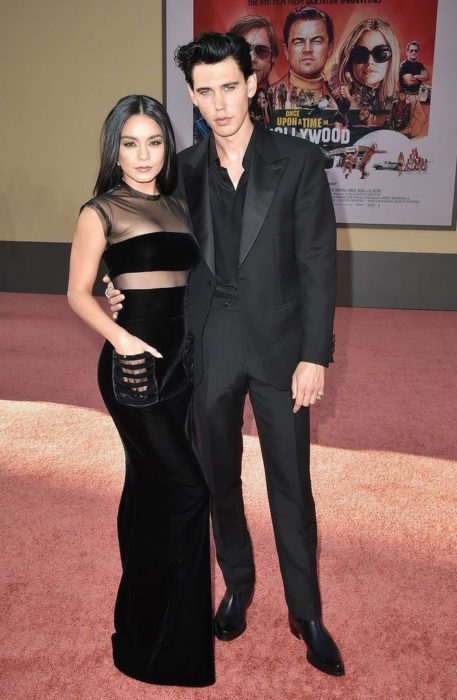 Vanessa Hudgens y Austin Butler abrazados durante la alfombra roja de una película 