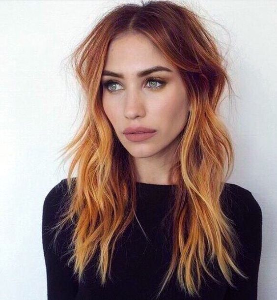 Chica con el cabello de color cobrizo y reflejos en color naranja 