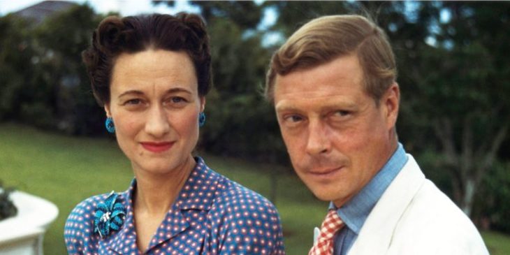 El rey Eduardo y la actriz Wallis Simpson sentados en el prado 