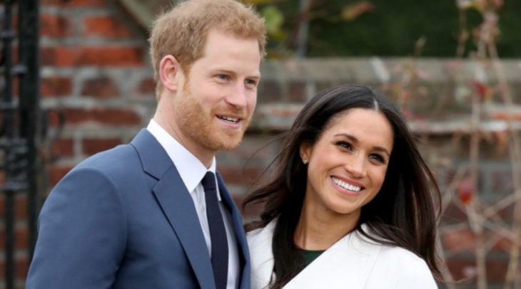 Meghan Markle y el príncipe Harry sonriendo anunciando su compromiso
