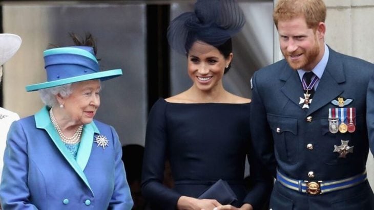 La Reina Isabel II, Meghan Markle y el príncipe Harry en un evento público